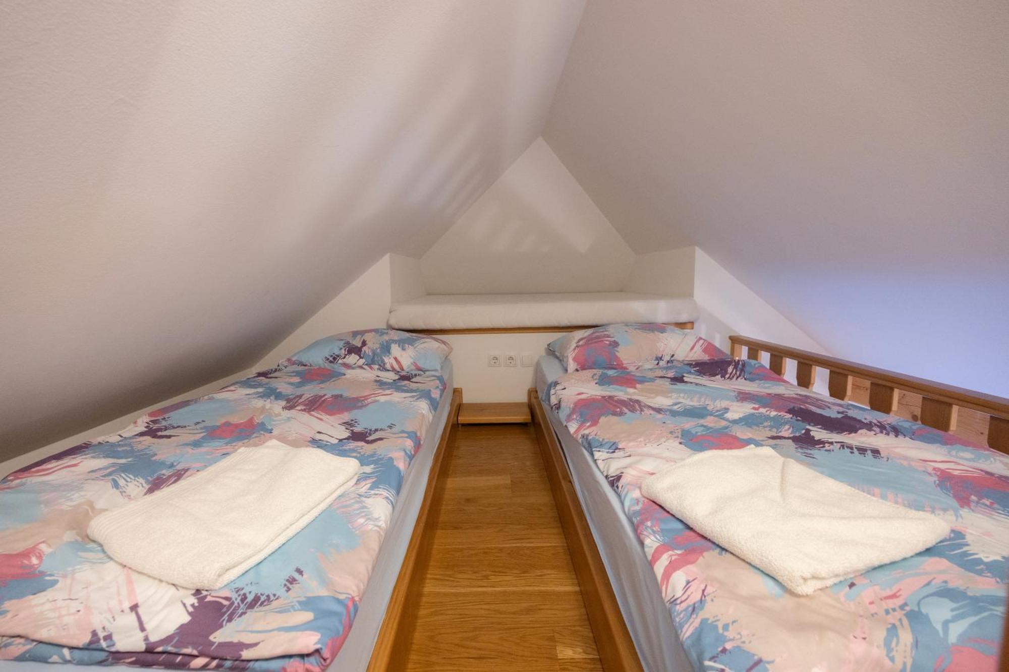 Apartma In Bungalov Jezerci Гозд-Мартулек Экстерьер фото